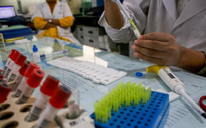 Lab technician tests presence of dengue virus in blood sample at a hospital in Dhaka. VCG via CHINA DAILY