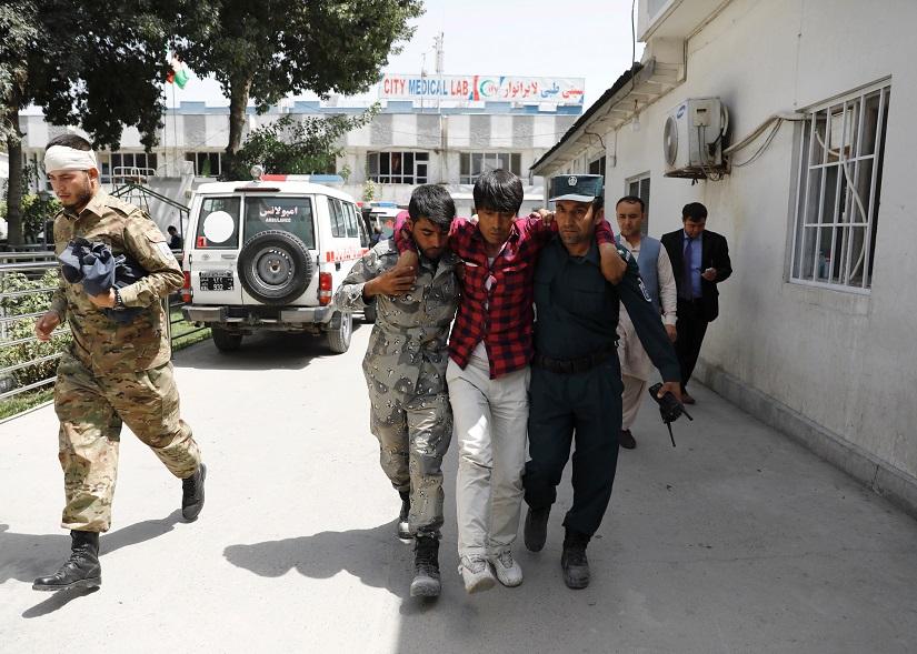 Men carry an injured man to a hospital after a blast in Kabul, Afghanistan, August 7, 2019.REUTERS
