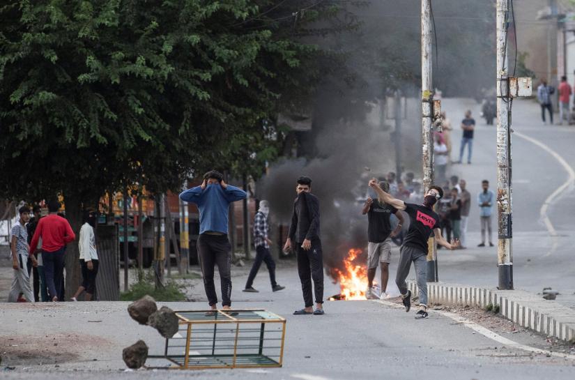 Kashmiri residents throw stones towards Indian security forces during restrictions after the scrapping of the special constitutional status for Kashmir by the government, in Srinagar, August 10, 2019. REUTERS