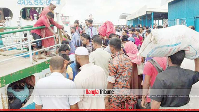 File photo of people boarding a launch to cross the Padma River at Shimula-Kathalbari route in Munshiganj
