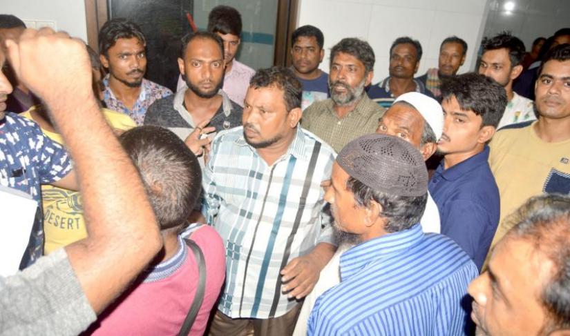 Relatives of patients gathered at Khulna Medical College Hospital (KMCH) on Thursday (Aug 15), protesting that Sandhani Diagnostic Centre has been giving wrong reports to the dengue patients of KMCH.