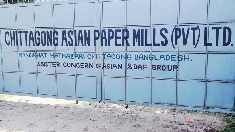 The Department of Environment has ordered of Asian Paper Mills in Chattogram to suspend operations for polluting the Halda River by dumping untreated waste in it. PHOTO: Focus Bangla