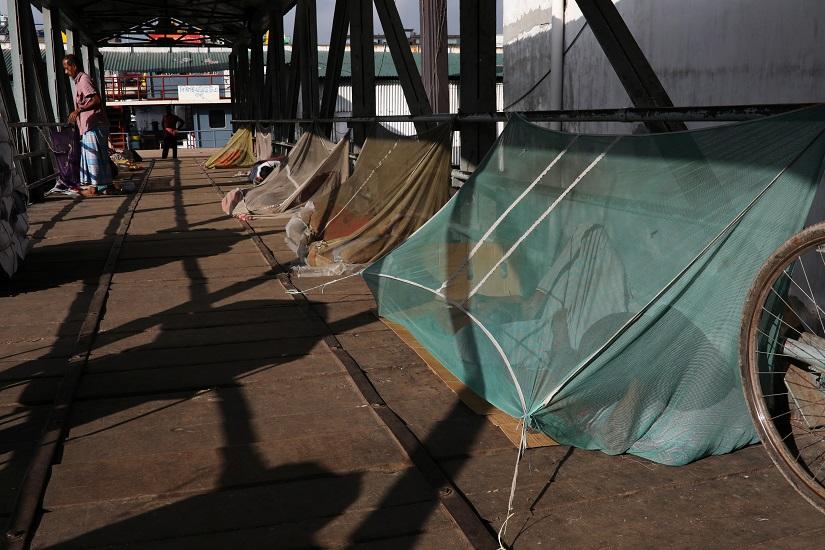 Homeless people sleep under the mosquito net to protect themselves from a recent dengue outbreak in Dhaka, Bangladesh, August 2, 2019. REUTERS/FILE PHOTO