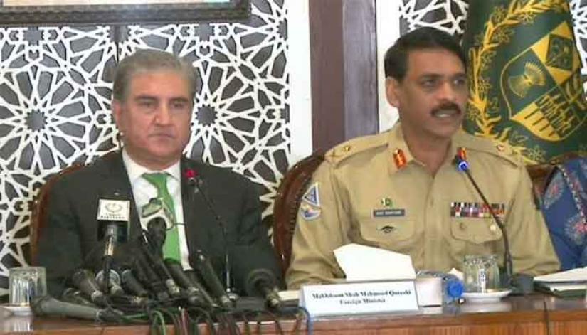 Pakistani Defence Forces spokesman Major General Asif Gafoor (R) and Pakistani Foreign Minister Shah Mahmood Qureshi.