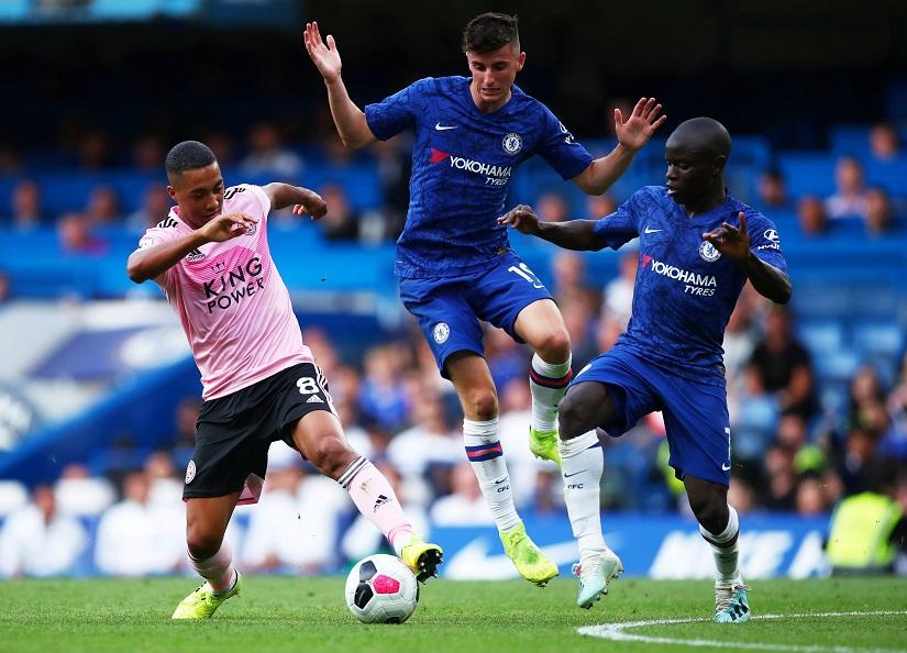 Soccer Football - Premier League - Chelsea v Leicester City - Stamford Bridge, London, Britain - August 18, 2019 Leicester City`s Youri Tielemans in action with Chelsea`s Mason Mount and N`Golo Kante REUTERS
