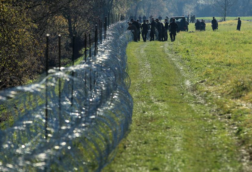 Slovenian soldiers work on a wire fence in the village of Veliki Obrez, Slovenia, November 11, 2015. REUTERS/File Photo