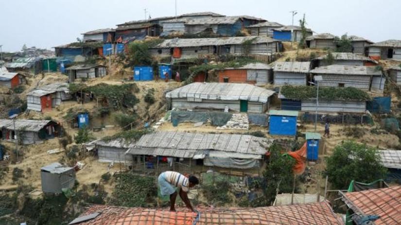A Rohingya refugee repairs the roof of his shelter at the Balukhali refugee camp in Cox`s Bazar, Bangladesh, Mar 5, 2019. REUTERS/FILE PHOTO