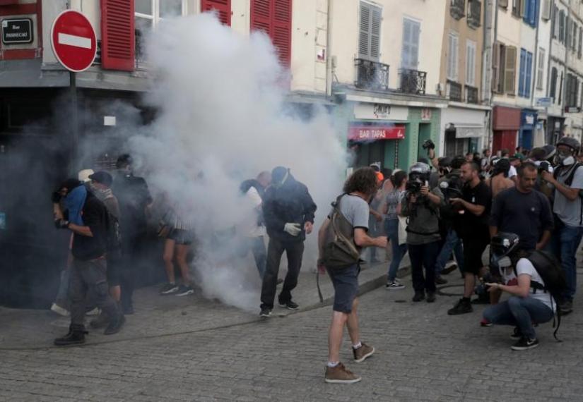 Demonstrators react after police used tear gas during a protest against G7 summit, in Bayonne, France, Aug 24, 2019. REUTERS