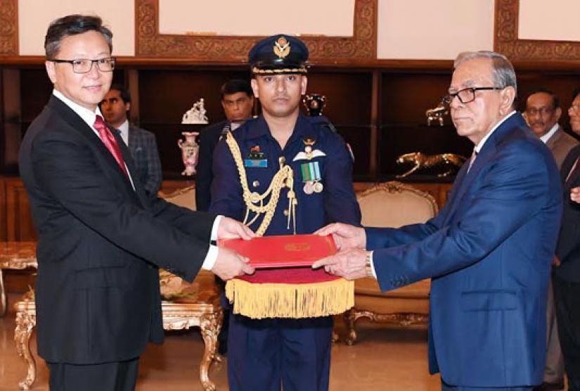 New Chinese Ambassador in Dhaka Li Jiming presented his credential to the President at Bangabhaban in Dhaka on Wednesday (Aug 28). PHOTO: BSS