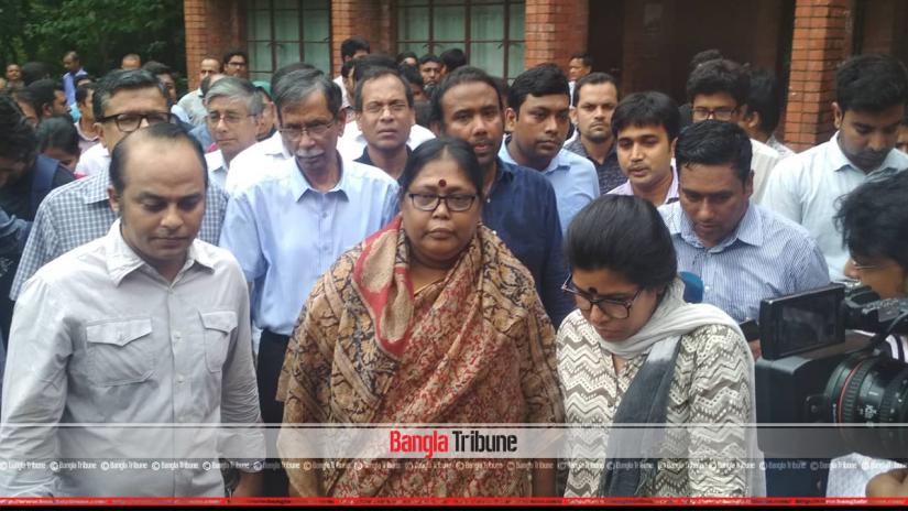 Jahangirnagar University Vice Chancellor Farzana Islam along with 40 other teachers went to the protesting students with a proposal of holding a dialogue on Thursday (Sept 5).