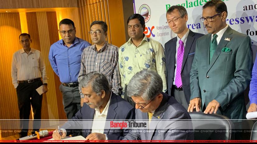 The government signed an MoU regarding running and supervising the operations of Padma Bridge and toll collection with Korean Express Corporation at the Bangladesh Bridge Authority offices in the capital’s Banani.
