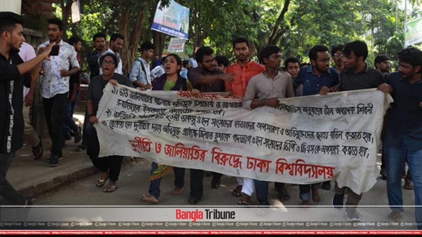A group of students, who have been staging protests against illegal enrolment of former and incumbent Bangladesh Chhatra League (BCL) members at Dhaka University, were attacked on the campus. Bangla Tribune/Sazzad Hossain