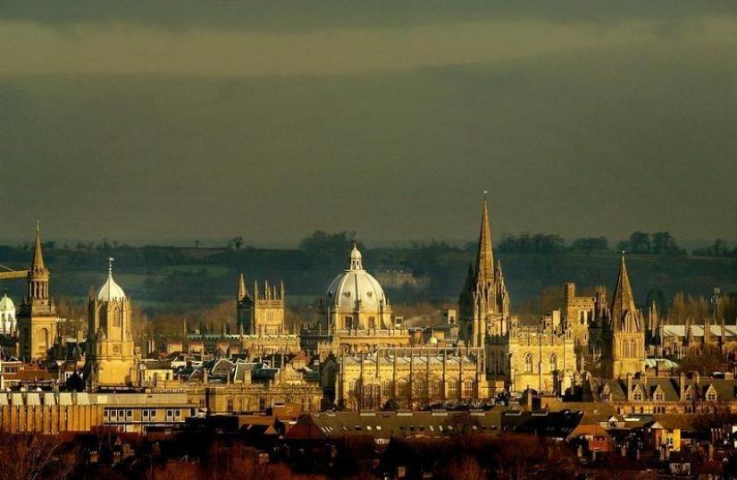 The rooftops of the university city of Oxford are seen from the south west, Jan 22, 2003. REUTERS/FILE PHOTO