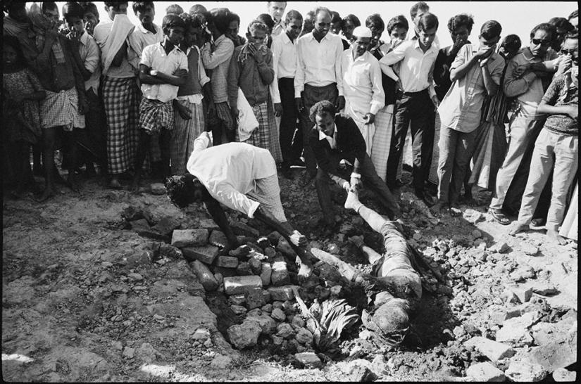 Civilians unearth the corpse of a Bengali executed by the collaborators who supported the Pakistani forces during the Liberation War of Bangladesh in 1971. PHOTO/Magnum Photos