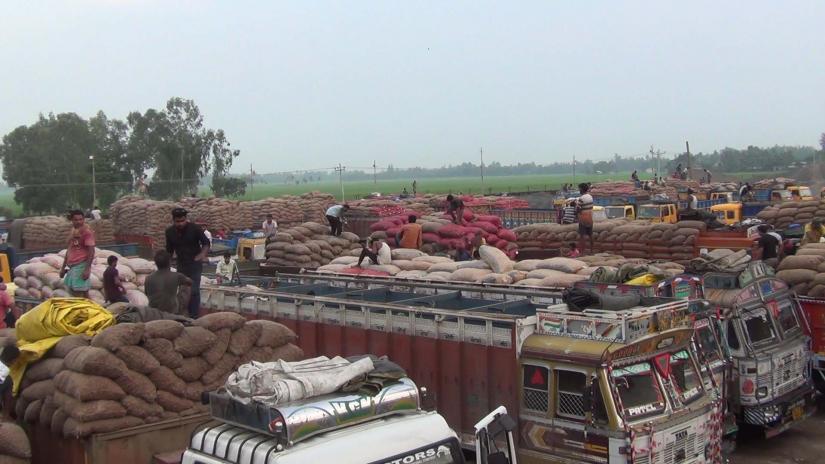 Onion-laden trucks from India are seen parked at Dinajpur`s Hili land port on Friday (Oct 4).