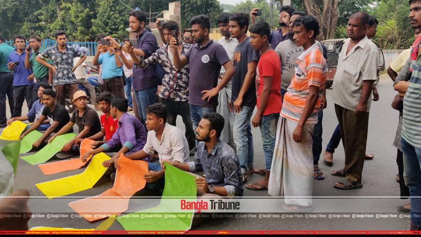 The students of Rajshahi University took out a protest rally from the university’s central library on Monday and took position on Dhaka-Rajshahi highway, chanting slogans and demanding justice for the killing of Bangladesh University of Engineering and Technology (BUET) student Abrar Fahad.