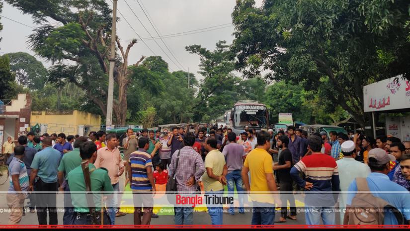 The students of Rajshahi University took out a protest rally from the university’s central library on Monday and took position on Dhaka-Rajshahi highway, chanting slogans and demanding justice for the killing of Bangladesh University of Engineering and Technology (BUET) student Abrar Fahad.