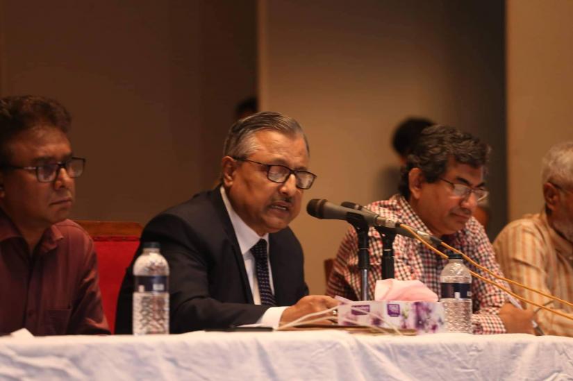 Vice Chancellor of Bangladesh University of Engineering and Technology Prof Saiful Islam speaks during a discussion with the protesting students at the university auditorium on Friday (Oct 11). PHOTO/Sazzad Hossain