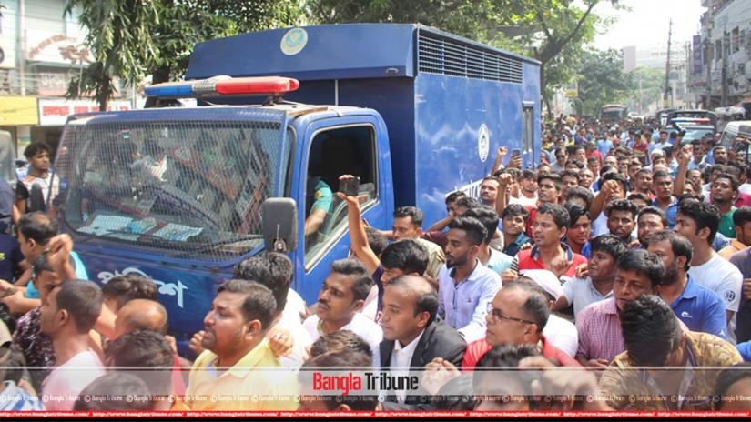 Police transported Ismail Hossain Chowdhury Samrat to the Dhaka Metropolitan Magistrate (CMM) court on Tuesday (Oct 15).
