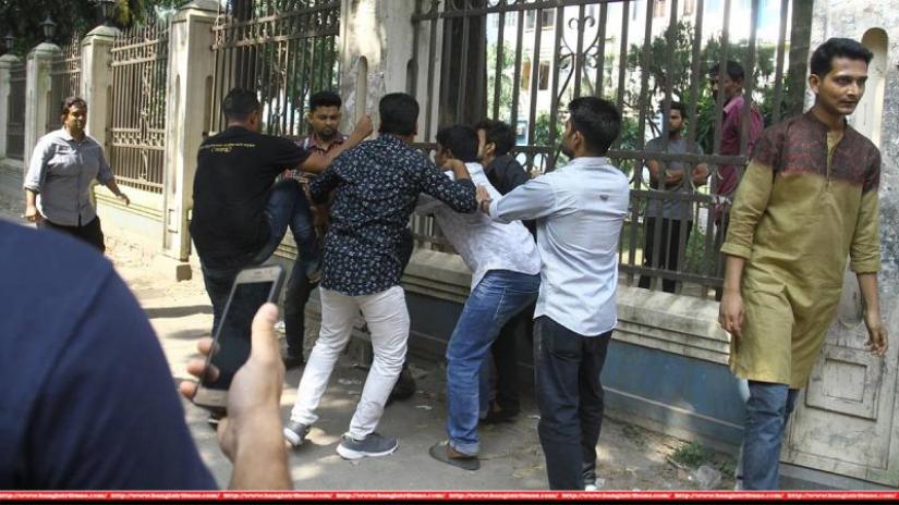 Chhatra Dal leaders are attacked outside Modhur Canteen on Sunday (Oct 20)