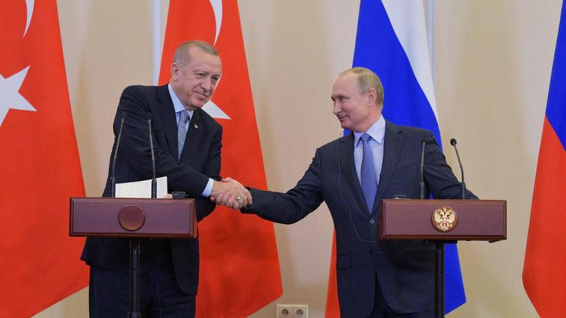 Russian President Vladimir Putin shakes hands with Turkish President Tayyip Erdogan during a news conference following their talks in Sochi, Russia Oct 22, 2019. Sputnik/Alexei Druzhinin/Kremlin via REUTERS