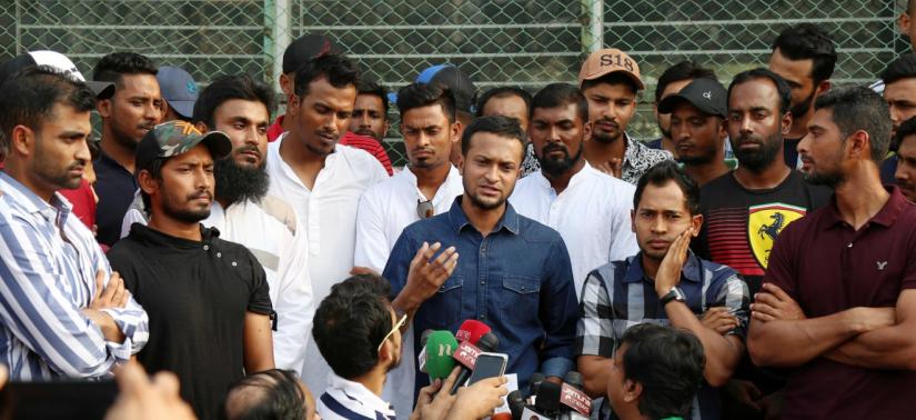 Bangladesh players announcing their 11-point demand at an impromptu media call in Mirpur on Monday (Oct 21).