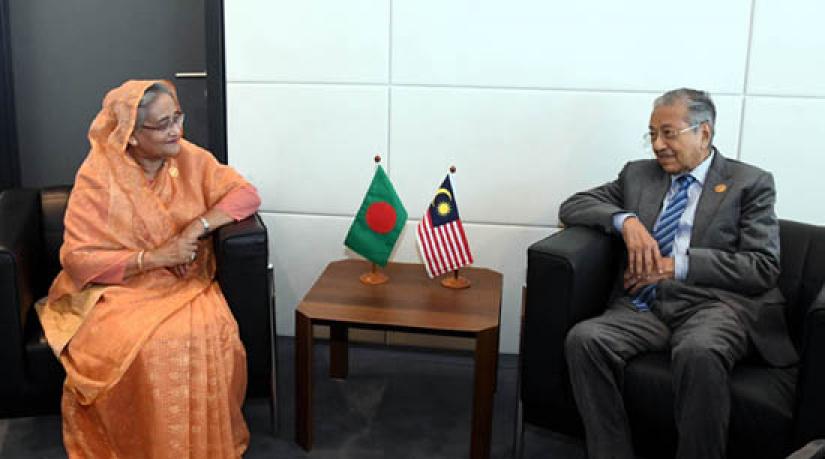 Prime Minister Sheikh Hasina discussing bilateral issues with her Malaysian counterpart Dr Mahathir Mohammad on Oct 25 in Azerbaijan. Photo: BSS