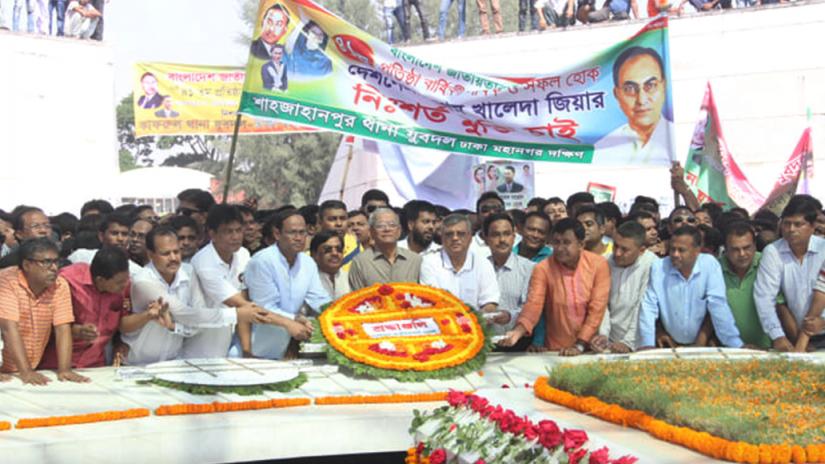 BNP leaders place wreaths at party founder Ziaur Rahman’s grave, together with leaders and activists of Jatiyatabadi Jubo Dal, marking its 41st founding anniversary on Sunday (Oct 27).