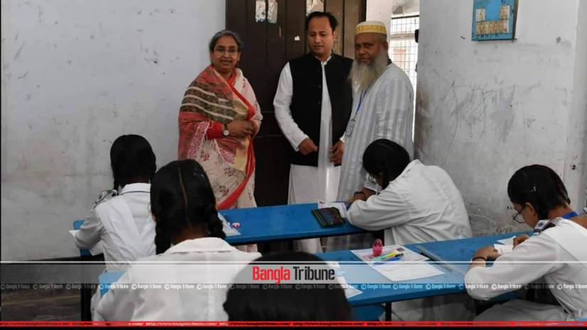 Education Minister Dipu Moni visits Zinzira PM Pilot High School of Keraniganj in Dhaka on Saturday (Nov 2)