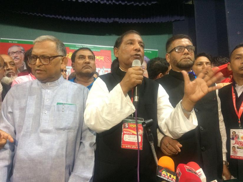 Newly appointed Jatiya Sramik League President Fazlul Haque Minto (2nd from left) and General Secretary KM Azam Khashru (first from left)  are seen at the organisation`s 13th council at Suhrawardy Udyan in Dhaka on Saturday (Nov 9).