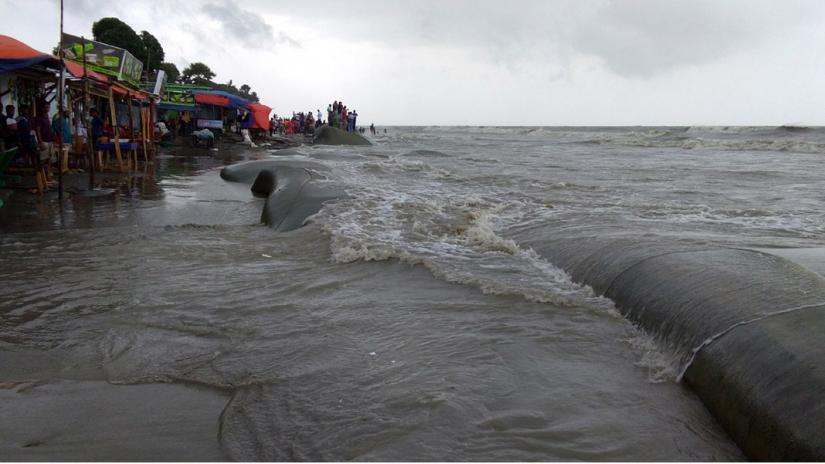 High tide submerges the coastal area due to the impact of cyclone `Bulbul` on Patuakhali`s Kuakata seac beach on Saturday (Nov 9). FOCUS BANGLA