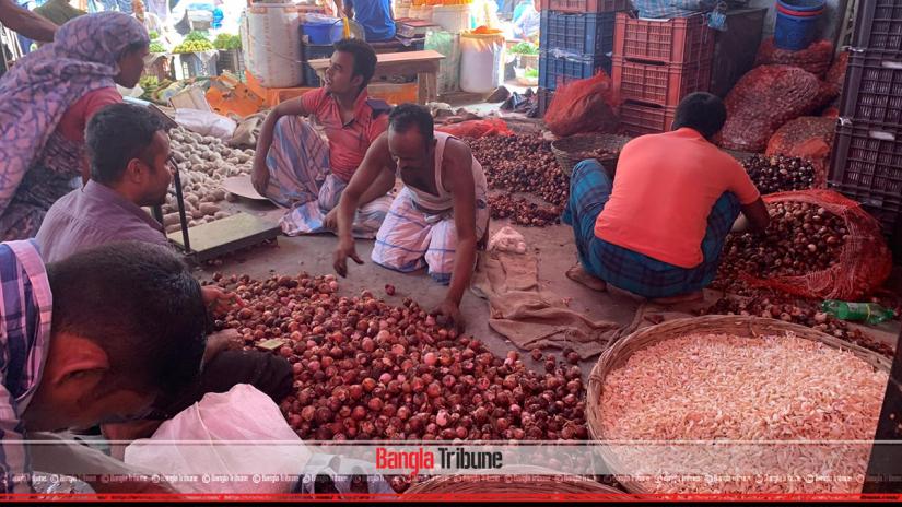 Traders are seen selling onions at Karwan Bazar, Dhaka on Friday (Nov 15).