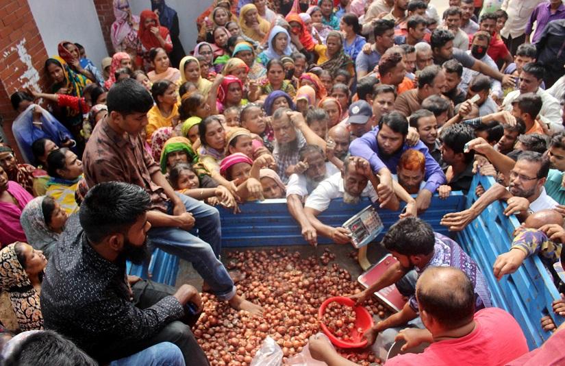 FILE PHOTO: People buying onion from a truck which is authorized by Trading Corporation of Bangladesh (TCB) in front of National Press Club in Dhaka on Sunday (Nov 17). FOCUS BANGLA