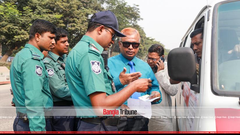 A BRTA mobile court in Dhaka is checking the documents of a microbus on Monday (Nov 18). Photo: Sazzad Hossain