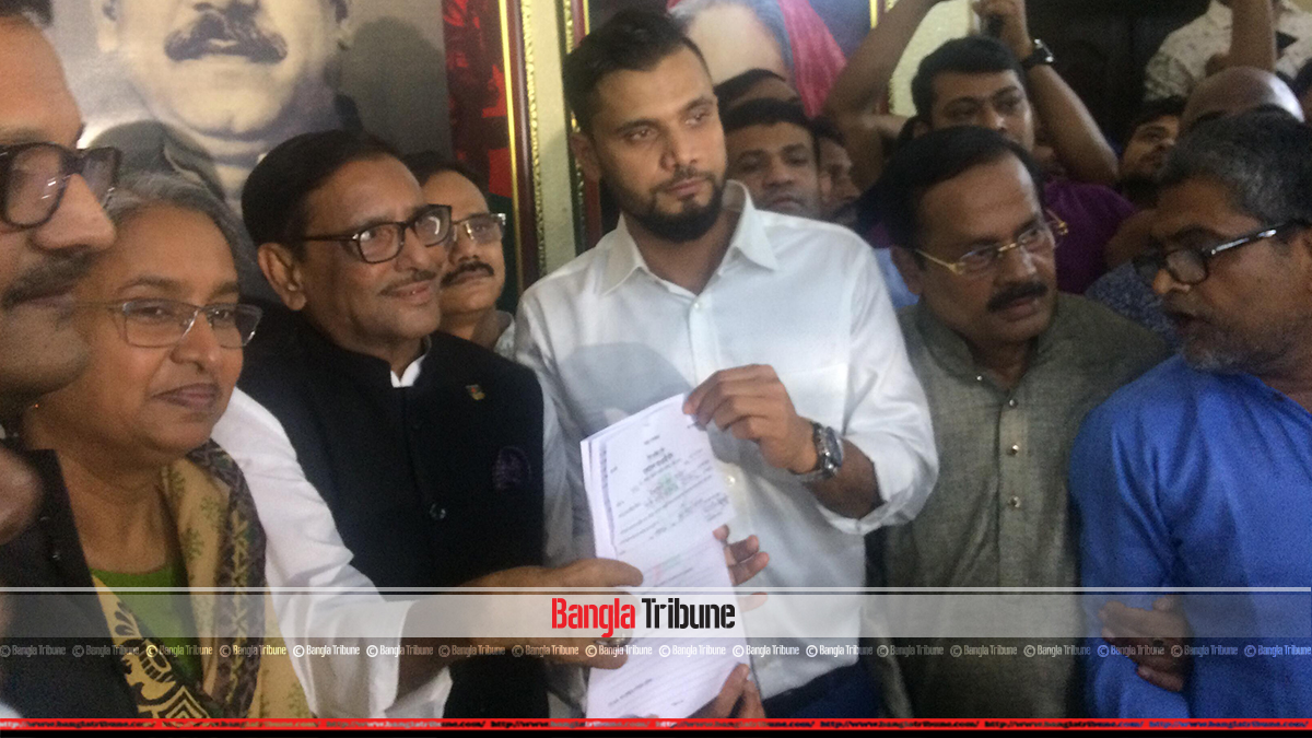 File photo shows national cricketer Mashrafe Mortaza, Awami League General Secretary Obaidul Quader and AL leader Dipu Moni pose for picture at the party’s Dhanmondi offices on Sunday (Nov 11) after the cricketer collects AL’s nomination form to contest the Dec 30 national election.