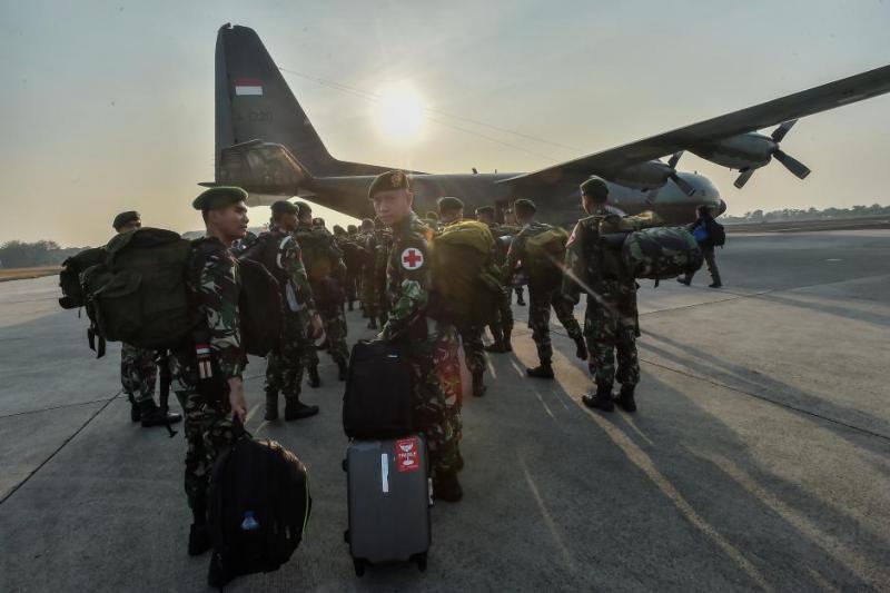 Indonesian soldiers walk to a Hercules military plane heading to Palu at Halim Perdanakusuma military base in Jakarta, Indonesia, September 29, 2018. REUTERS