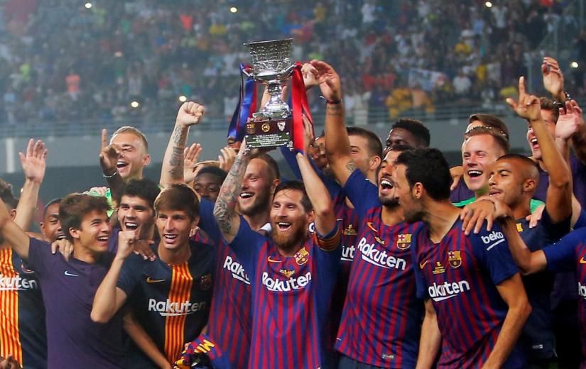 FILE PHOTO: Barcelona`s Lionel Messi lifts the trophy as he celebrates winning the Spanish Super Cup with team mates at Grand Stade de Tanger, Tangier, Morocco on Aug 12, 2018. REUTERS