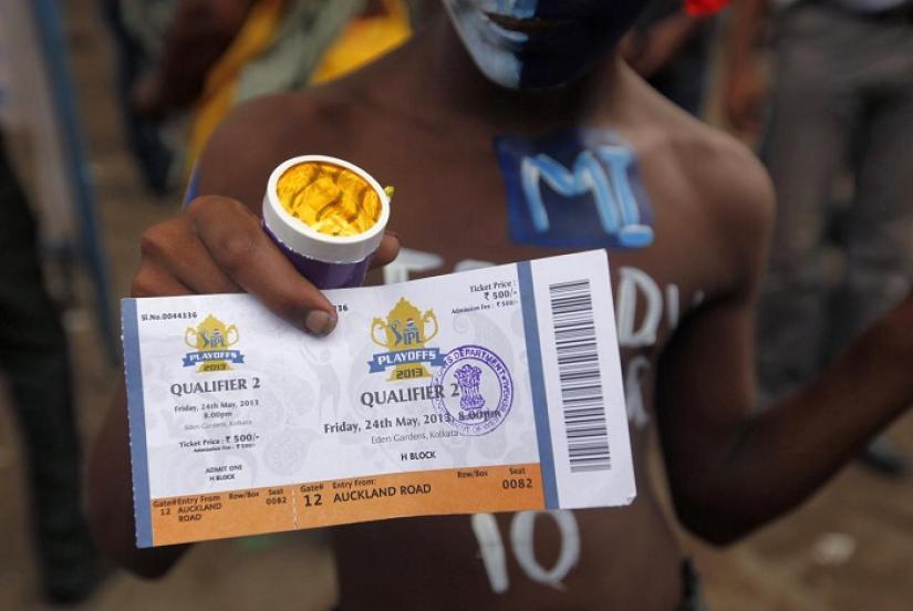 A cricket fan shows his Indian Premier League (IPL) qualifier 2 match ticket outside the stadium in Kolkata May 24, 2013. REUTERS/File Photo