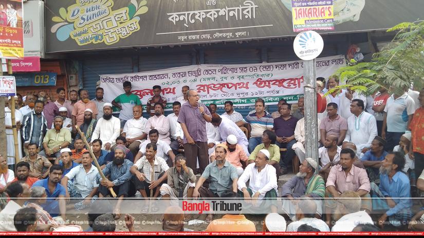 Jute Mill Workers’ League President Sardar Motahar Uddin addresses the protesters on the final day of the 72-hours strike in Khulna on Thursday, April 4, 2019.