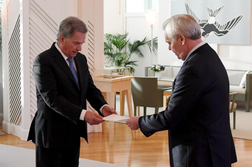 Prime Minister of Finland Antti Rinne (R) hands his resignation to President Sauli Niinistö at the President`s official residence Mäntyniemi in Helsinki, Finland December 3, 2019. Lehtikuva via REUTERS