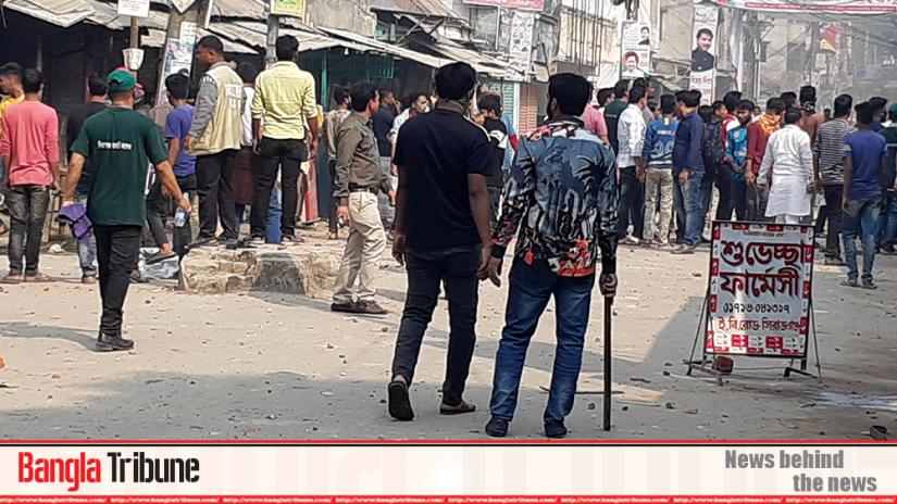 As many as 30 people, including police have been injured in a series of clashes between Awami League and BNP activists and leaders over an attack on a victory day rally of Sirajganj Government College. 