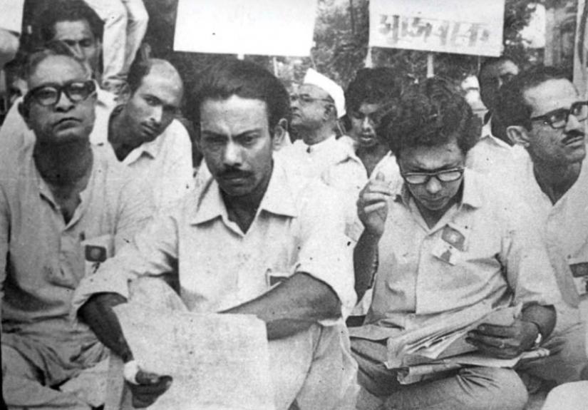 Artist Quamrul Hassan, Film maker Zahir Raihan, Professor Ajoy Roy ( 2nd from right) and others in a convention of intellectuals during the liberation war in Kolkata.