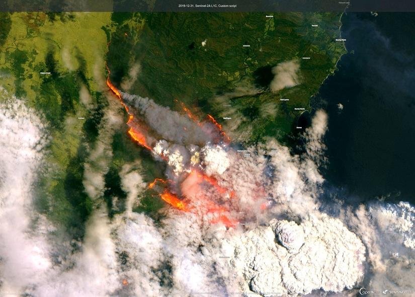A satellite image of the Batemans Bay shows smoke and fire from wild bushfires in Australia, December 31, 2019. Picture taken December 31, 2019. EUROPEAN UNION, COPERNICUS SENTINEL DATA/Handout via REUTERS