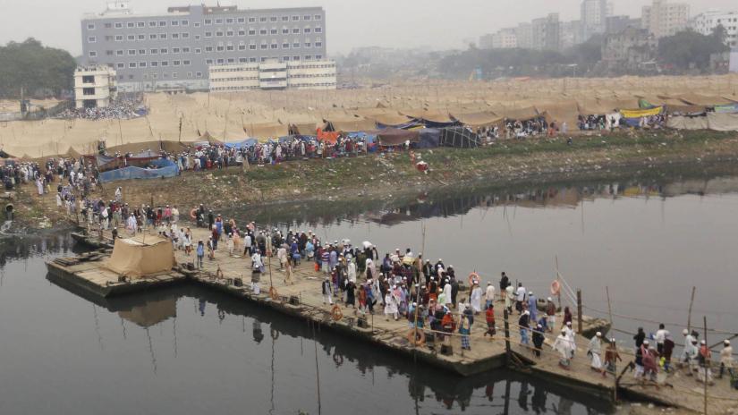 This photo taken on January 9, 2020 shows muslims arrive on the banks of the Turag River in Tongi to take part in the first phase of the Bishwa Ijtema. Focus Bangla