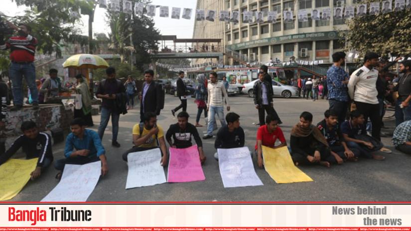 Students of Dhaka university barricade Dhaka`s Shahbag intersection demanding rescheduling date for Dhaka city polls on Wednesday (Jan 15, 2020). Photo: Nashirul Islam