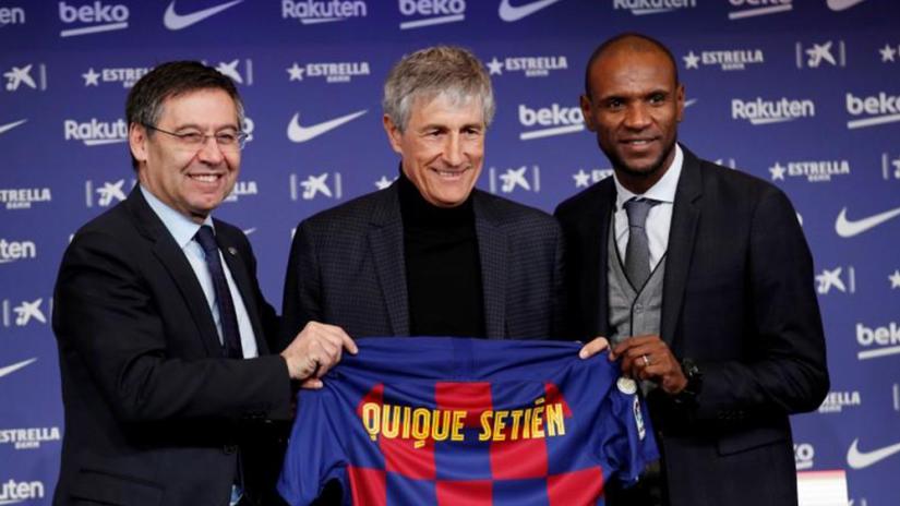 FILE PHOTO: Soccer Football - Quique Setien unveiled as FC Barcelona new coach - Camp Nou, Barcelona, Spain - Jan 14, 2020 New FC Barcelona coach Quique Setien poses for a photograph with president Josep Maria Bartomeu and sports director Eric Abidal REUTERS