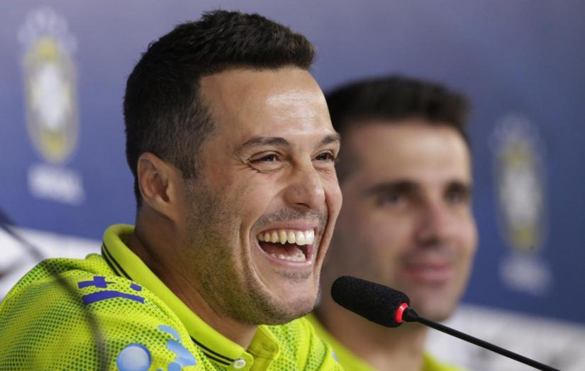 Brazil`s national soccer team goalkeepers Julio Cesar (L) and Victor attend a news conference in Teresopolis near Rio de Janeiro May 27, 2014. REUTERS/File Photo