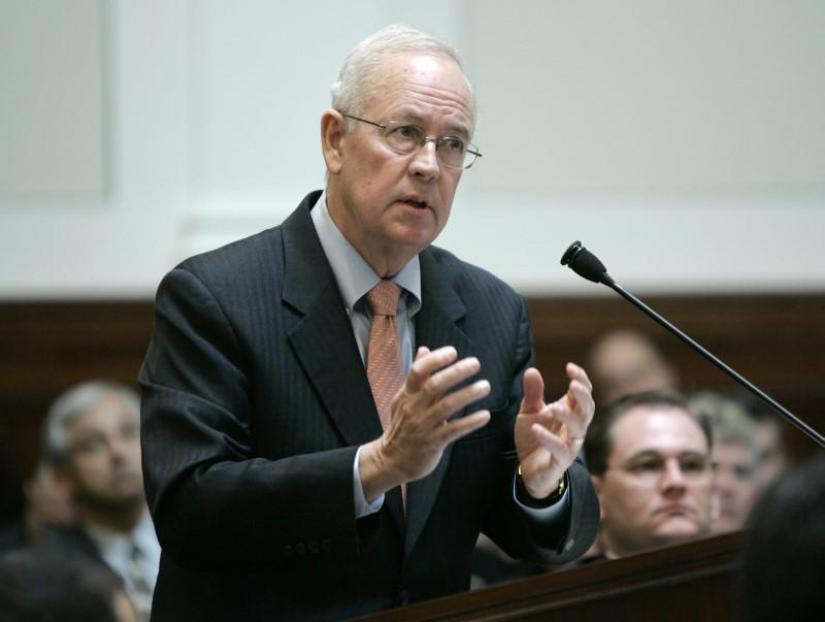 FILE PHOTO: Attorney Kenneth Starr speaks during arguments before the California Supreme Court to overturn California`s Proposition 8 in San Francisco, California Mar 5, 2009. REUTERS