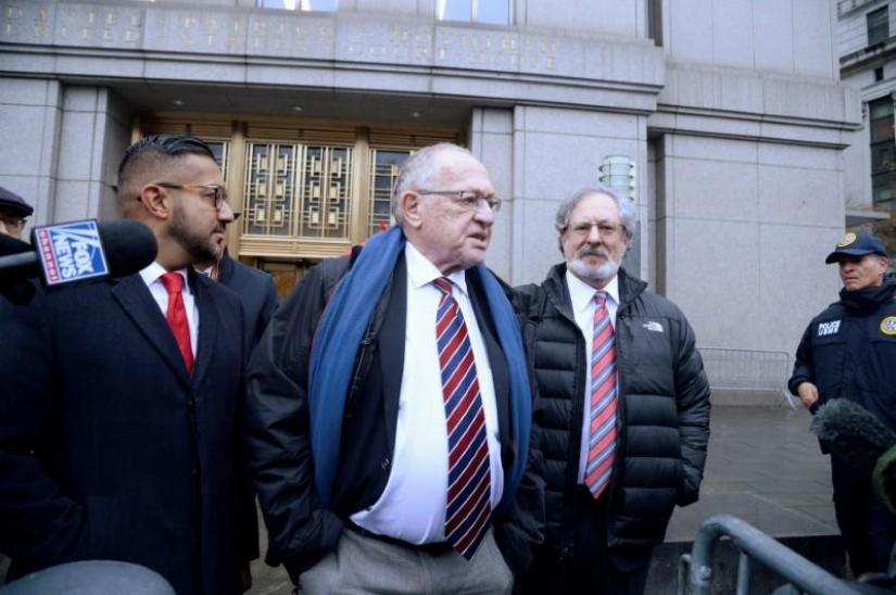 Alan Dershowitz (center) leaves Manhattan Federal Court in New York, following a status conference in the defamation lawsuit brought by Virginia Giuffre, against Dershowitz, over discovery issues, in Manhhattan, New York, US, Dec 2, 2019. REUTERS