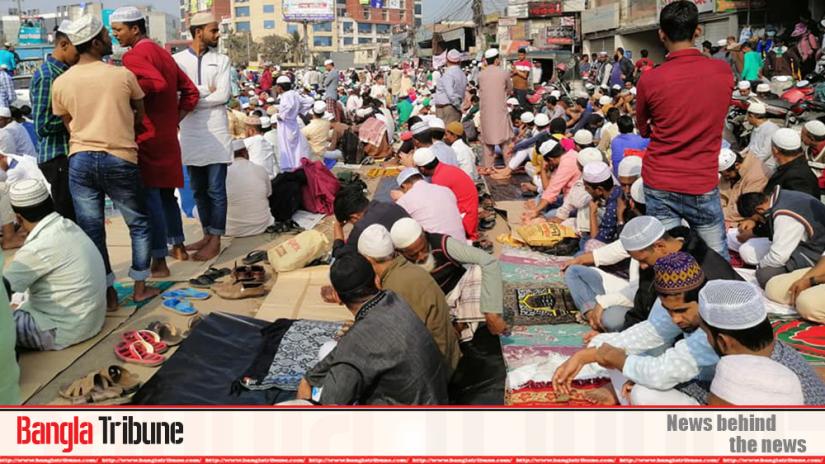 Muslim devotees sit under open sky to perform the final prayer on Sunday (Jan 19, 2020).